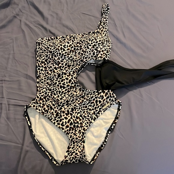 NWT VINCE CAMUTO Leopard And Black Design One Piece SwimSuit Womens Size 6 - Picture 9 of 12